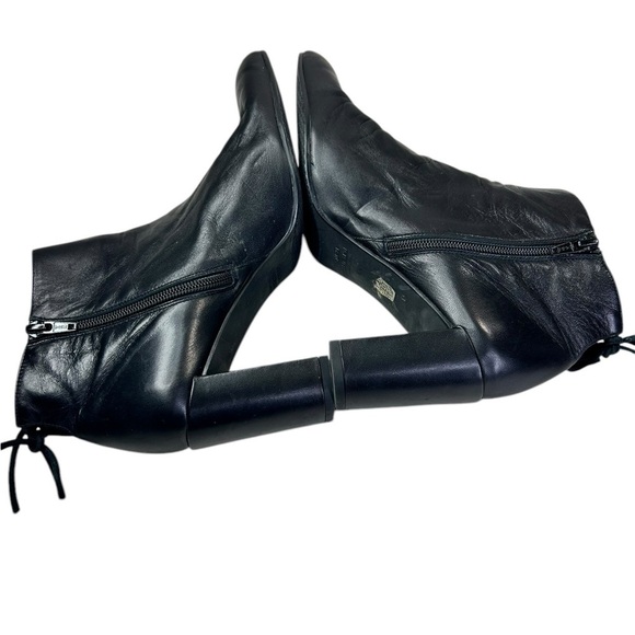 Stuart Weitzman Women’s Size 9.5 Black Leather Ankle Boots 3.25” heel side zip - Picture 5 of 9
